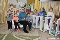 История страны — в ёлочных игрушках: в Торфозаводском детском саду создали «Музей в чемодане