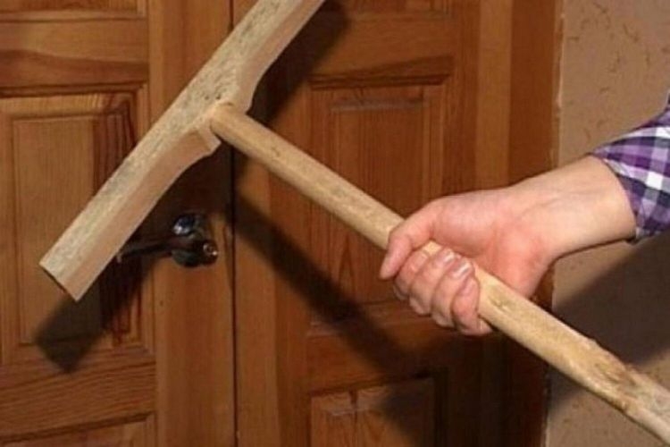 Выражался нецензурной бранью и ударил шваброй: окончено уголовное дело в отношении жителя Зябровки