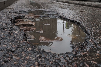 Водная стихия в Цагельне: огромные лужи и выбоины не дают жителям поселка свободно передвигаться по дорогам