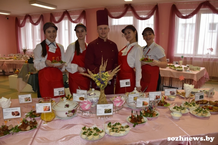 Новации школьного питания: в Торфозаводской средней школе родителей учащихся пригласили на дегустацию блюд