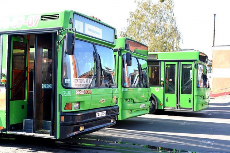 В Гомеле вышли на маршруты дачные автобусы