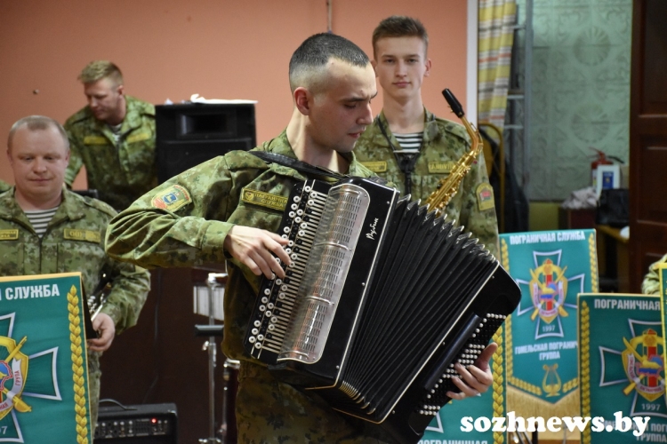 Концерт в подарок для жителей Шарпиловки подготовил военный оркестр Гомельской пограничной группы