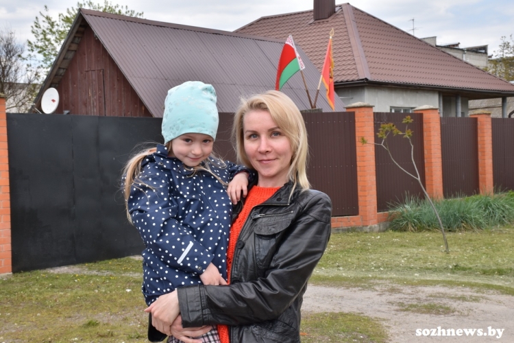 Праздник в цветах Государственного флага: о традициях празднования семьи Шахницких из Берёзок