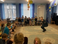 Спасатели Гомельского района рассказывают детям о зимней безопасности