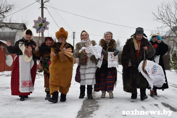 Коляда пришла, счастье принесла: журналисты «Маяка» присоединились к колядовщикам из Улуковского сельсовета