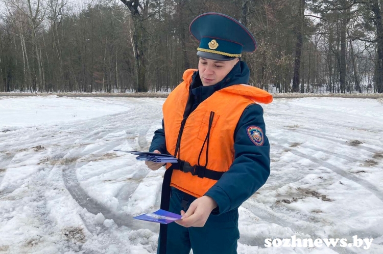 Журналист «Маяка» вместе со спасателем проверяла, соблюдаются ли условия безопасности во время зимней рыбалки