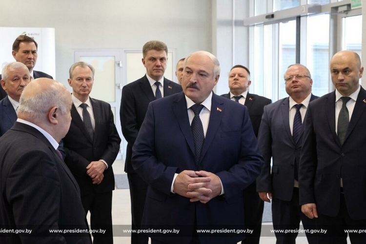 Александр Лукашенко посетил холдинг «Планар» в Минске