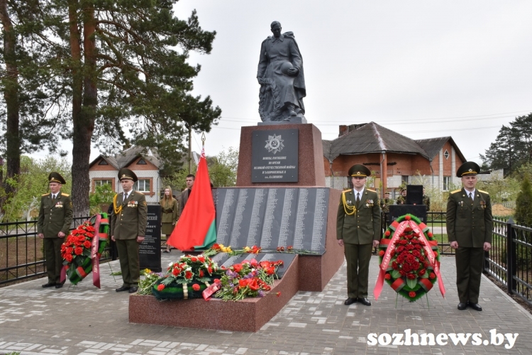 Больше чем память: в поселке Калинино возложили цветы к обновленному мемориалу на братской могиле