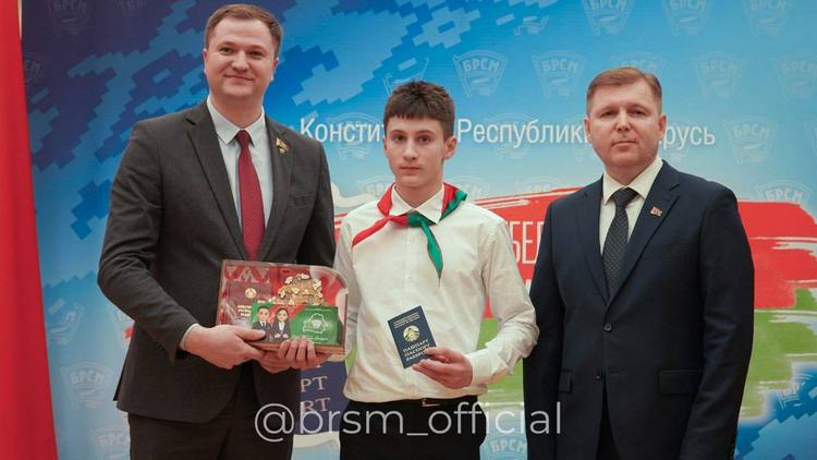 Паспорт вручают Егору Карпенко