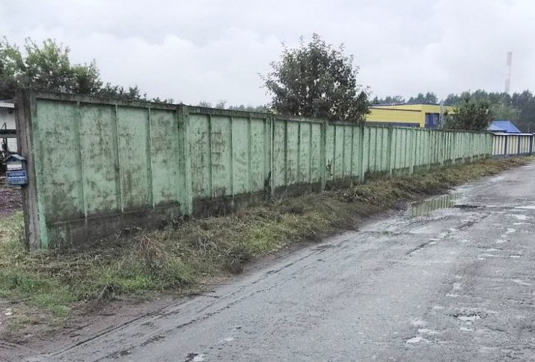 Забор между соседями.