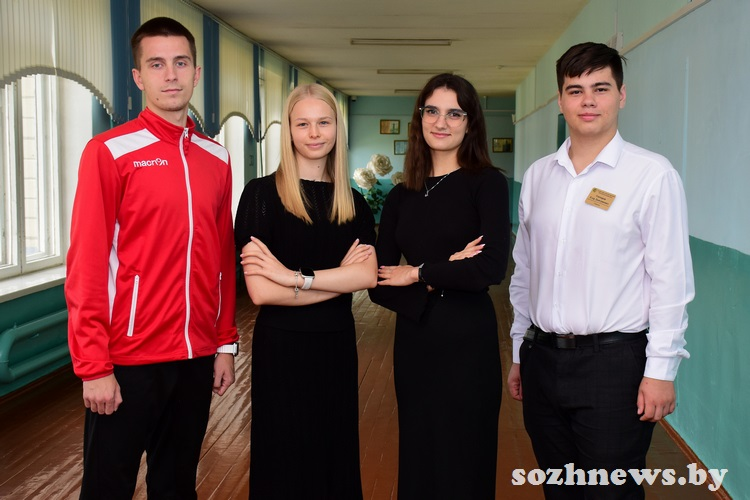 Андрей Блашкевич крайний слева