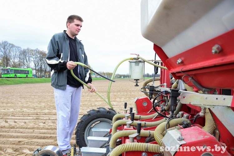 Агроном Владимир Шапочкин